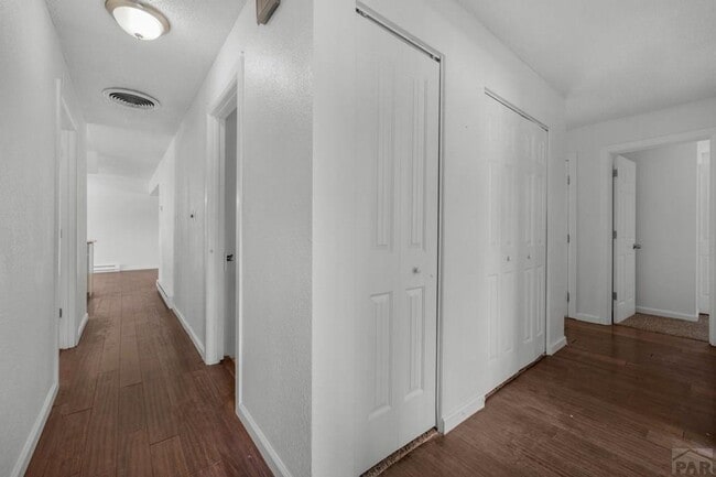 Building Photo - 981 Tamarack Cir
