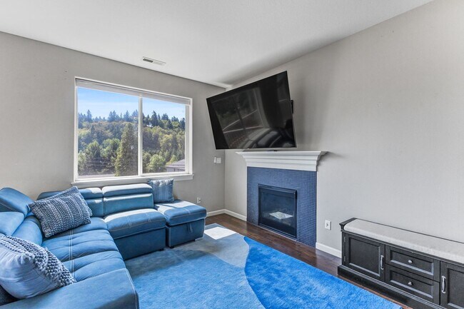 Building Photo - 5-bed, 3-bath Home in Scenic West Salem