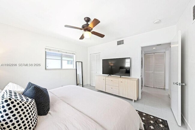 Building Photo - 1050 7th St