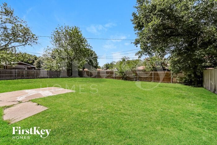 Building Photo - 902 Poinsettia Dr