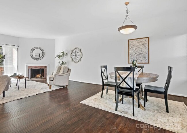 Building Photo - 224 N Poplar St