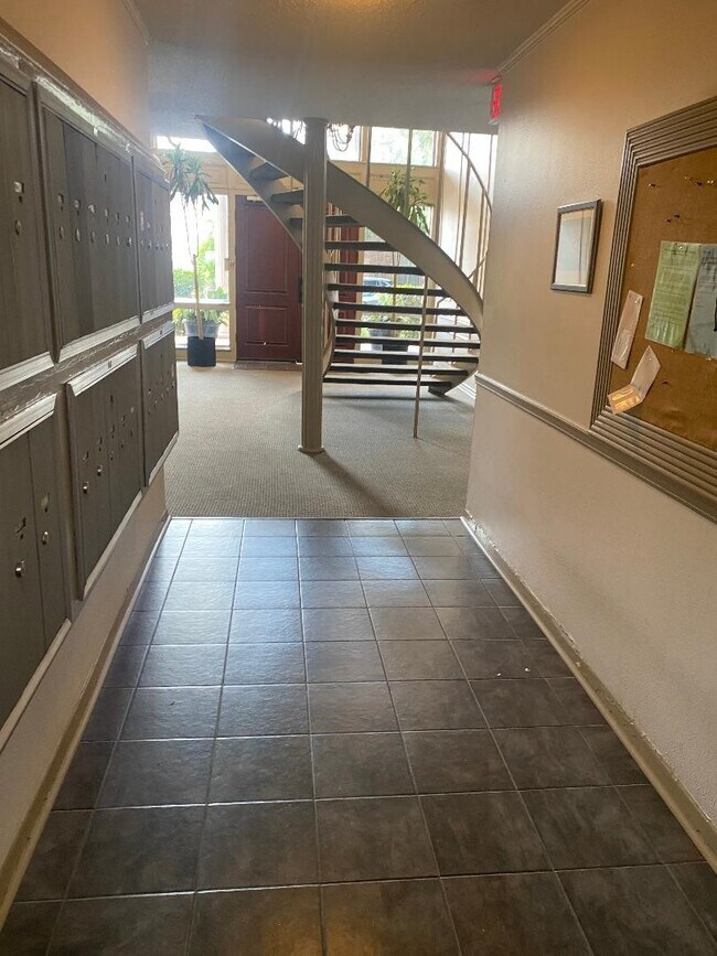 Building Photo - 2822 Briarhurst Dr