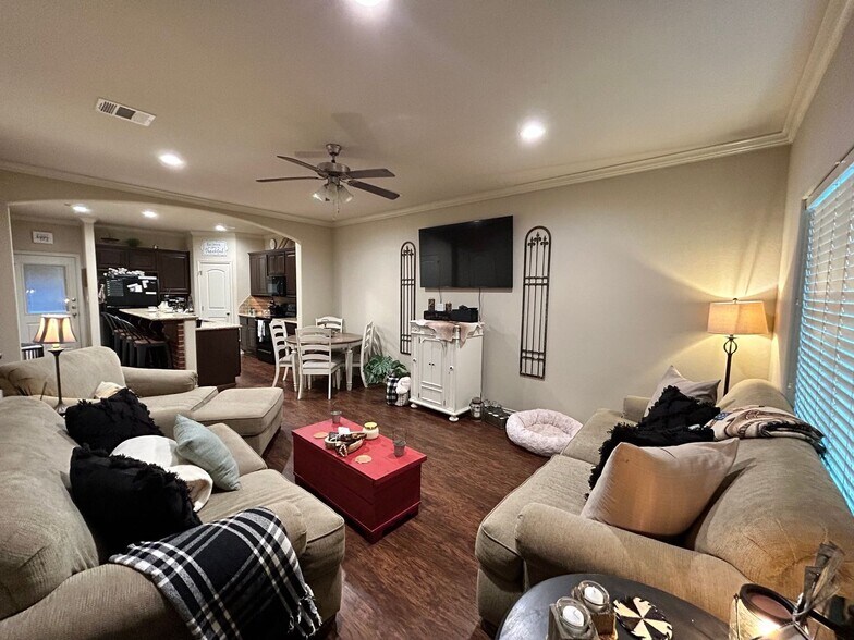 Building Photo - Spacious 2 Bed/2.5 Bath Condo in Gateway Villas!