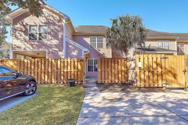 Building Photo - 3 bedroom fully furnished home, Pet Friend...