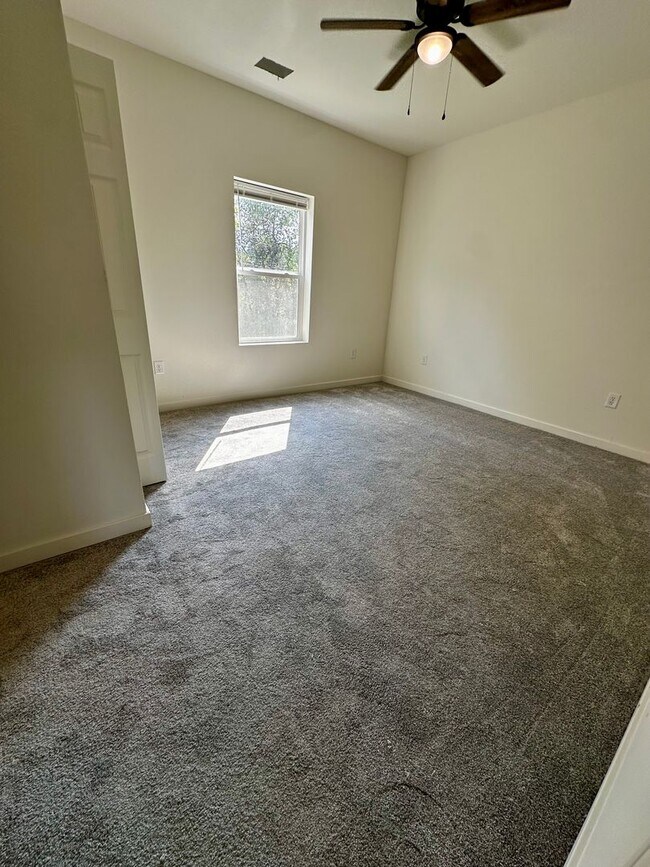Building Photo - 411 Hillcrest Dr