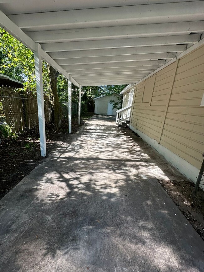 Building Photo - Newly remodeled 4 bed 2 bath home availabl...