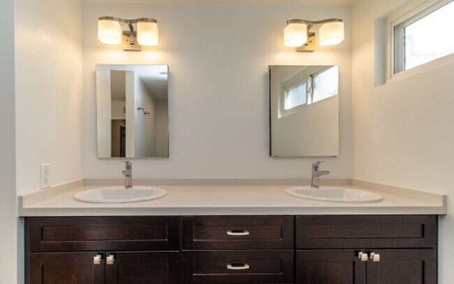 Building Photo - Beautiful 3+ bedroom Encinitas Townhouse!