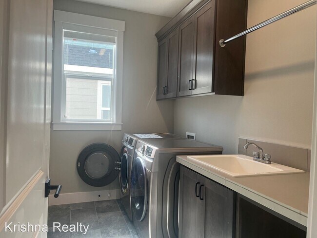 Building Photo - 5 br, 4 bath House - 11958 NW Sadie St,