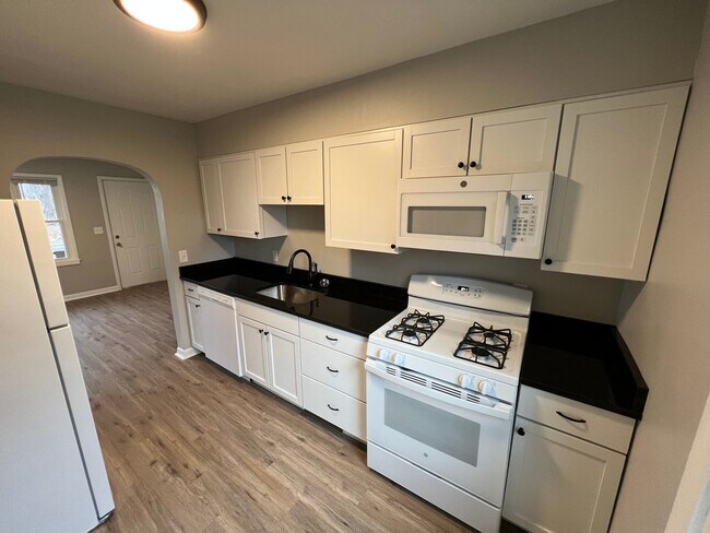 Building Photo - Remodeled 2BR Home in Central Park!