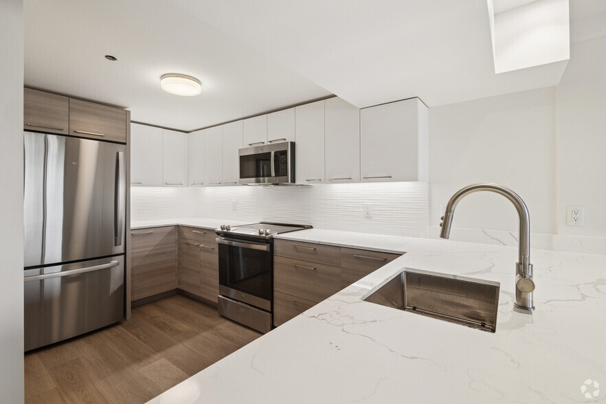 2BR, 2.5BA - 1,300SF - Kitchen - Atrium On Commonwealth