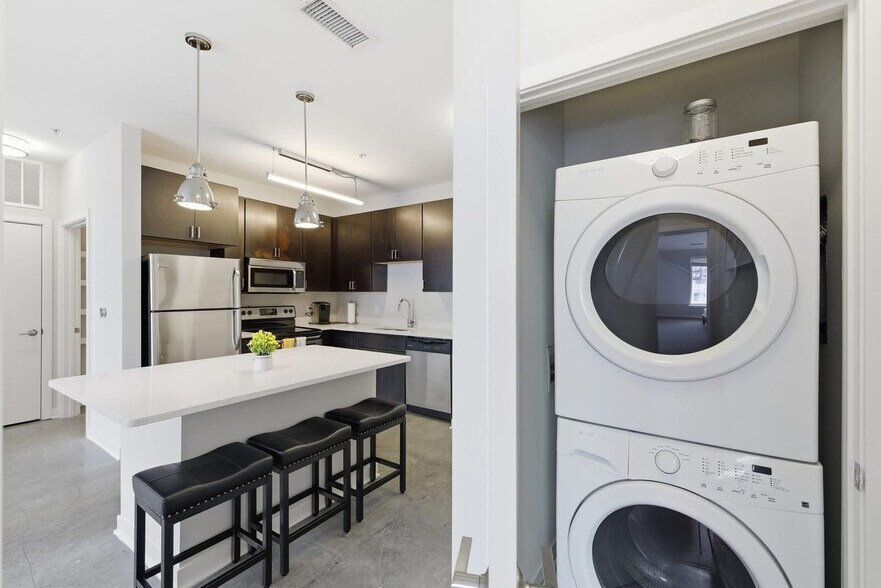 Building Photo - 421 E Market St