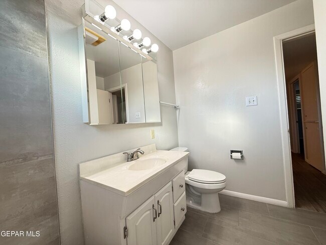 Building Photo - 10180 Saigon Dr