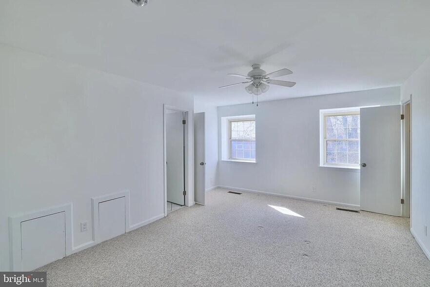 Master bedroom with two walk-in closets - 5952 Westchester Park Dr
