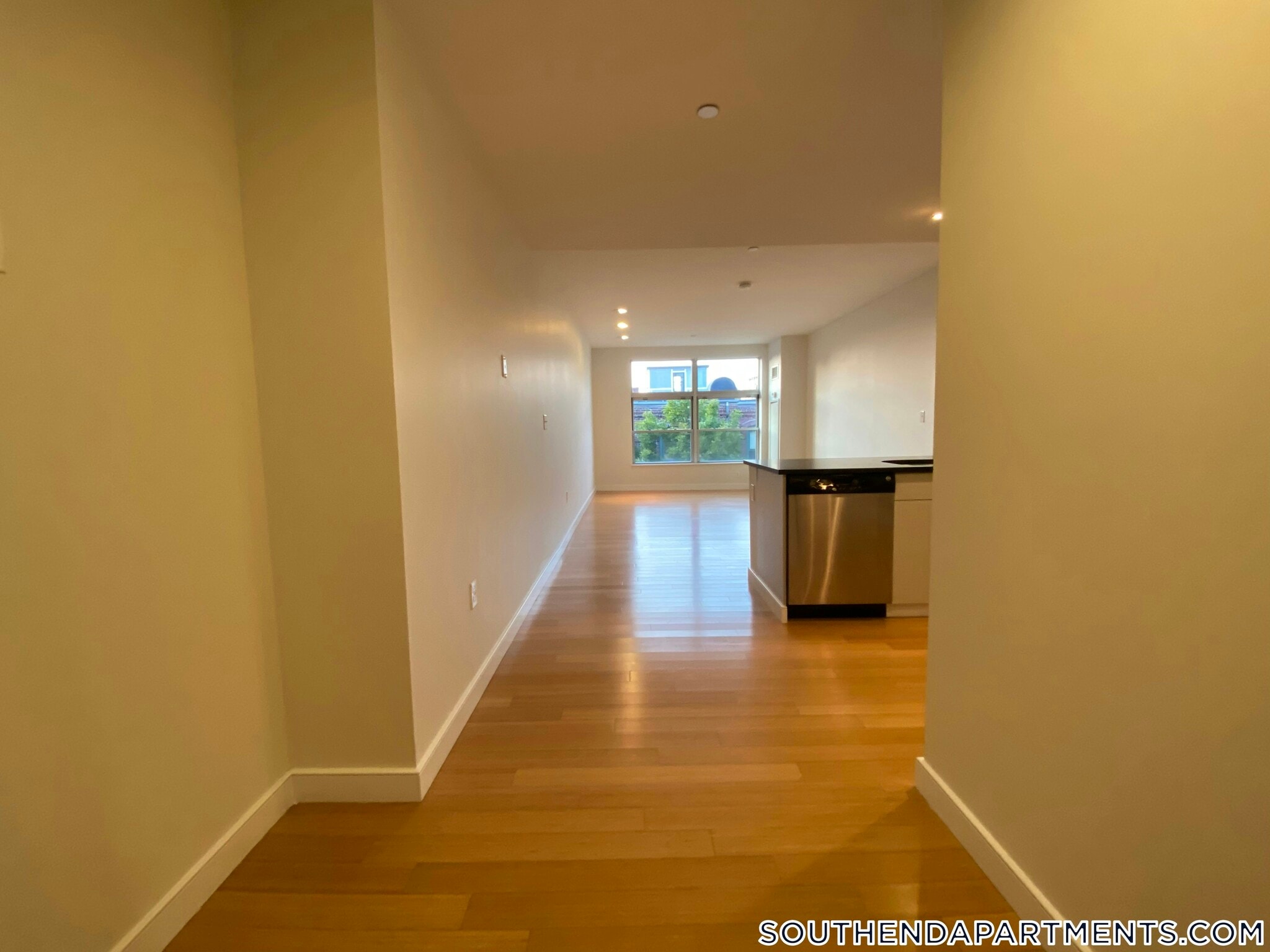 Building Photo - 601 Albany St