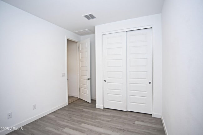 Building Photo - 1535 W Corral Rd