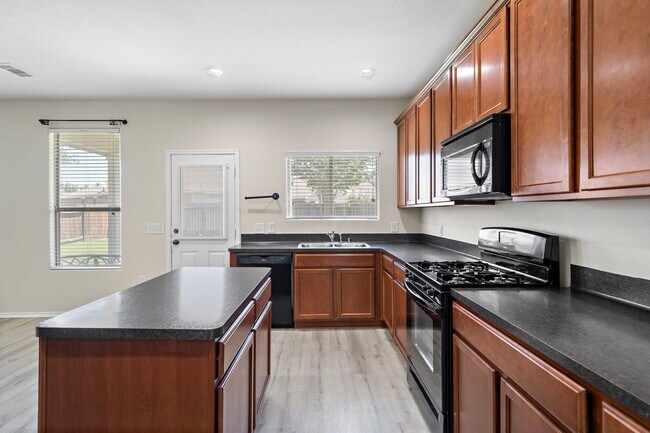 Building Photo - 1418 S Maple Dr