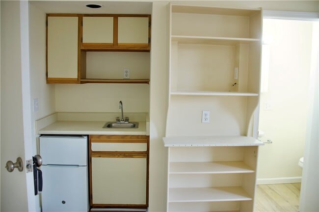 Building Photo - 1685 Monroe Ave