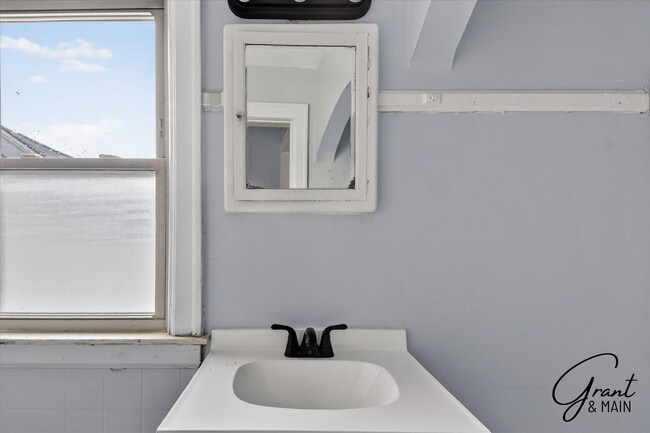 Building Photo - $1550 4 bedrooms