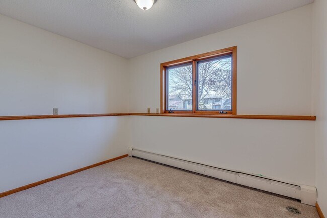 Building Photo - 4bd PLUS OFFICE 2ba 2car garage overlookin...