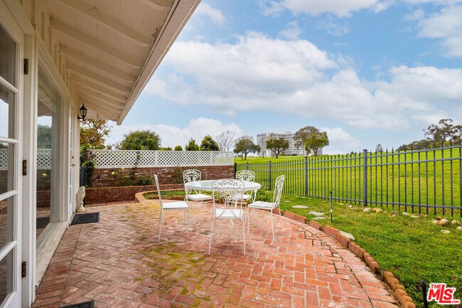 Building Photo - 1110 W Muirlands Dr