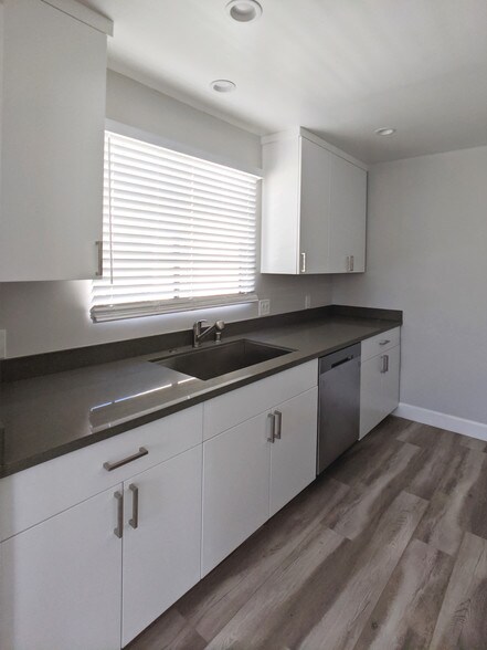 Kitchen - 458 S Oakhurst Dr