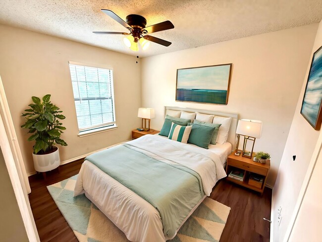 Building Photo - **APPLICATION RECEIVED** **MOVE IN SPECIAL!!** Spacious 2 Bedroom / 2 Bath Unit!