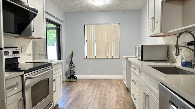 Building Photo - 566 SW 20th Ct
