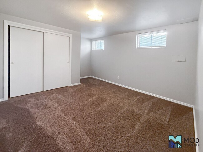 Building Photo - $0 DEPOSIT OPTION. CHARMING BRICK RANCH WITH FINISHED BASEMENT ON LARGE CORNER LOT NEAR DOWNTOWN ...