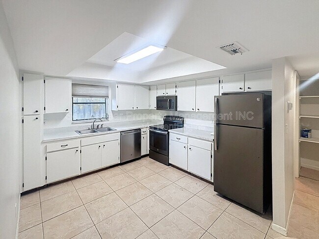 Building Photo - 10597 101st Ave