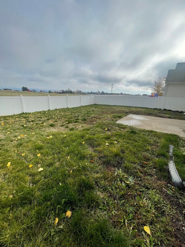 Building Photo - Charming 3 bed 2 bath in Five Mile Prairie! Half off first months rent!