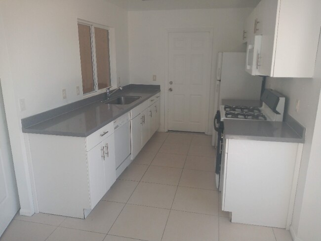 Building Photo - 9591 Palm Dr