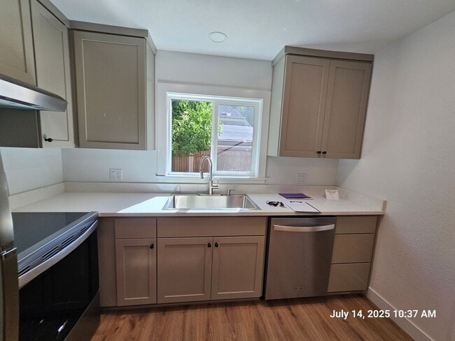 Building Photo - 408-410 SW Elmwood Ave