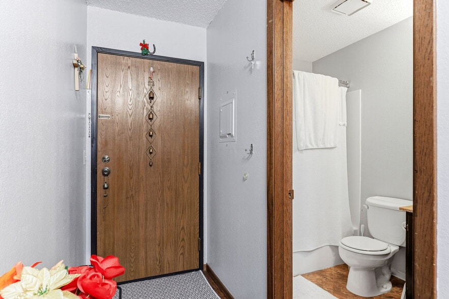 Building Photo - 3850 Plymouth Blvd