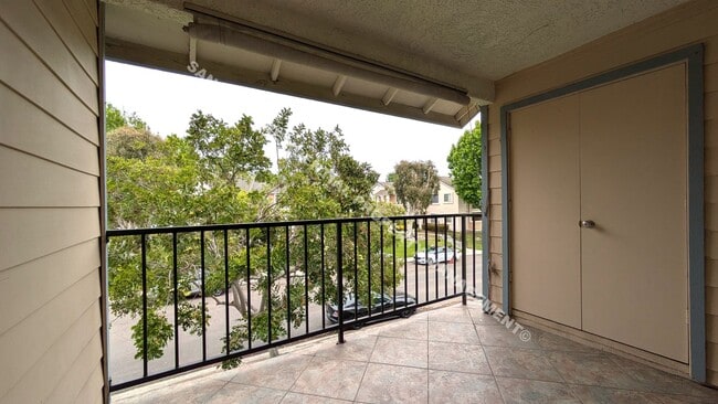 Building Photo - Highly Updated 2-Bedroom Condo in Prime Mi...