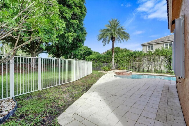 Building Photo - 1100 Chinaberry Dr