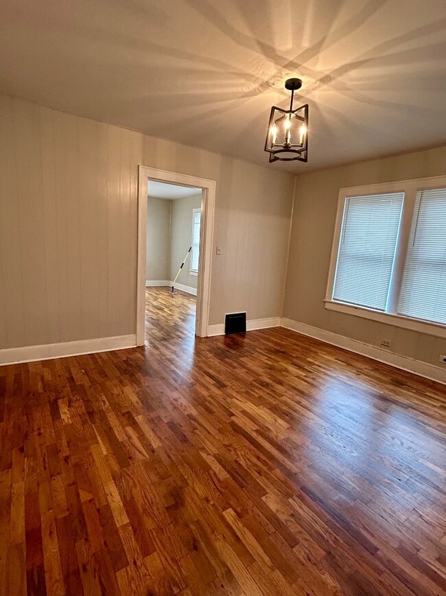 Building Photo - 323 E Kathleen St