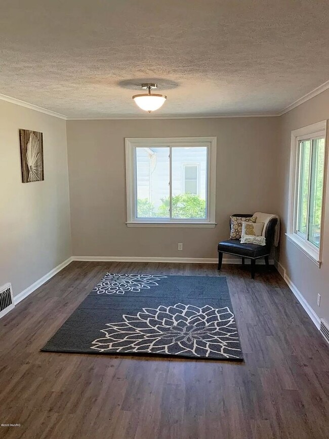 Building Photo - 3 Bedroom Home On Holland's North Side