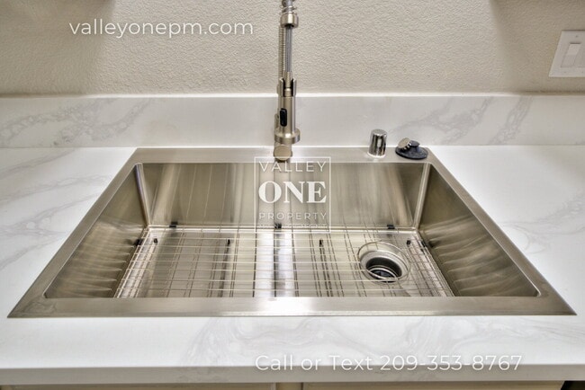 Building Photo - 1170 E Monte Vista Ave