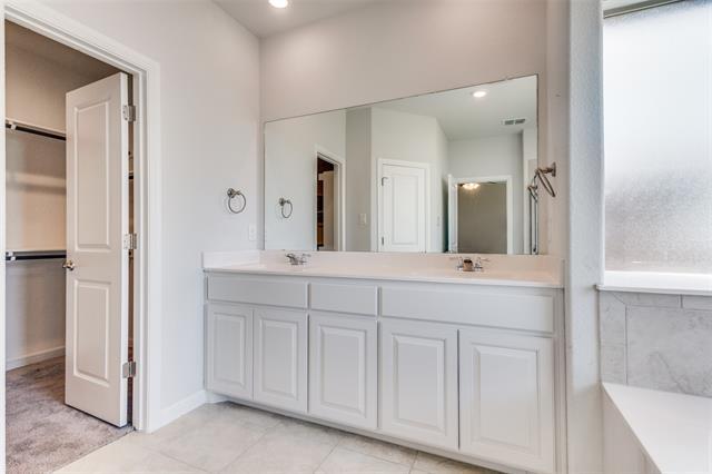 Building Photo - 15933 Charing Cross Dr