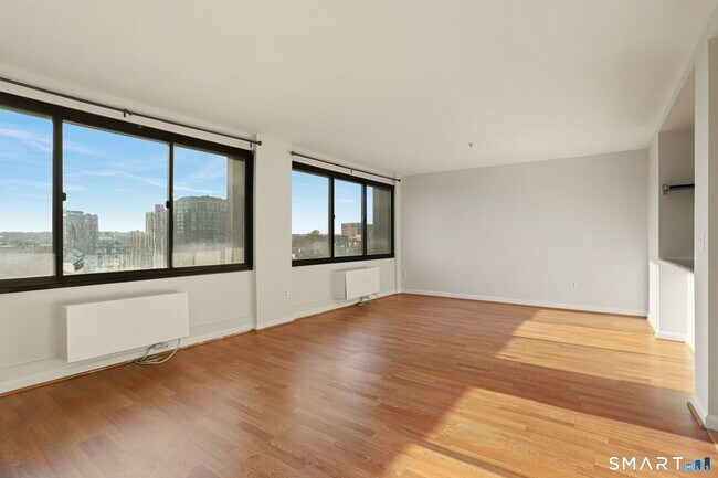 Building Photo - 300 Broad St