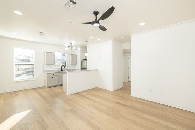 Building Photo - 1137 N Leverett Ave