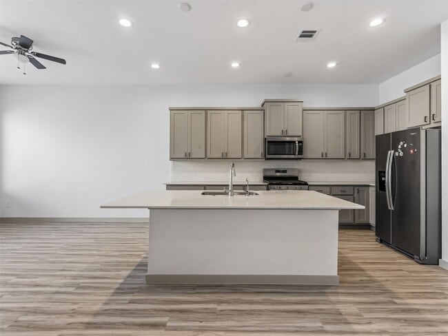 Building Photo - 818 Kingwood Dr