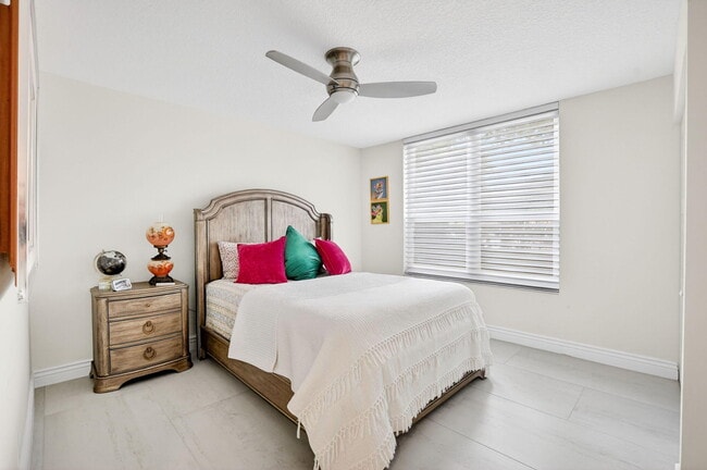 Building Photo - 7233 Promenade Dr