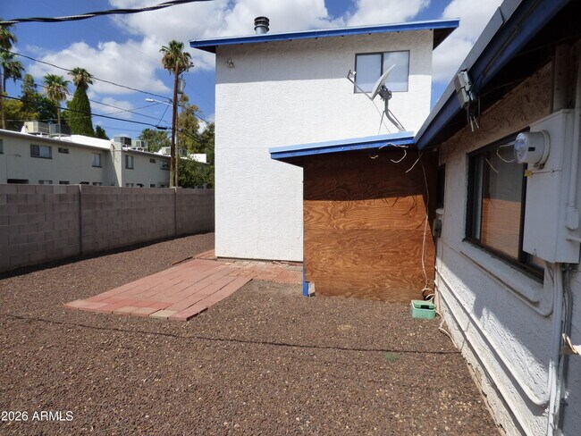 Building Photo - 1309 W 7th Pl