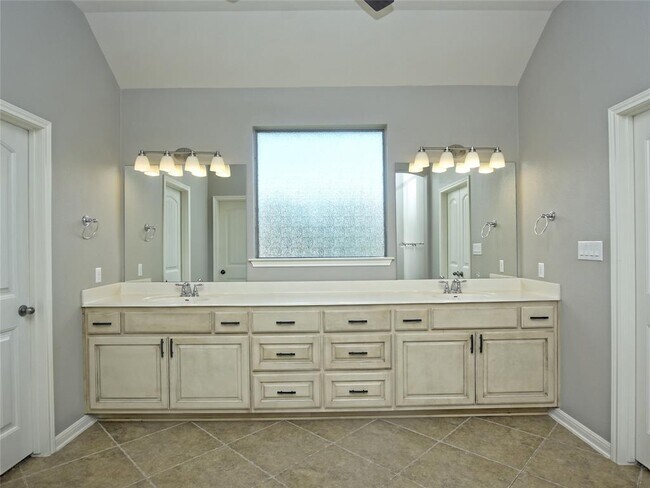 Building Photo - 2508 Hilltop Divide Ln