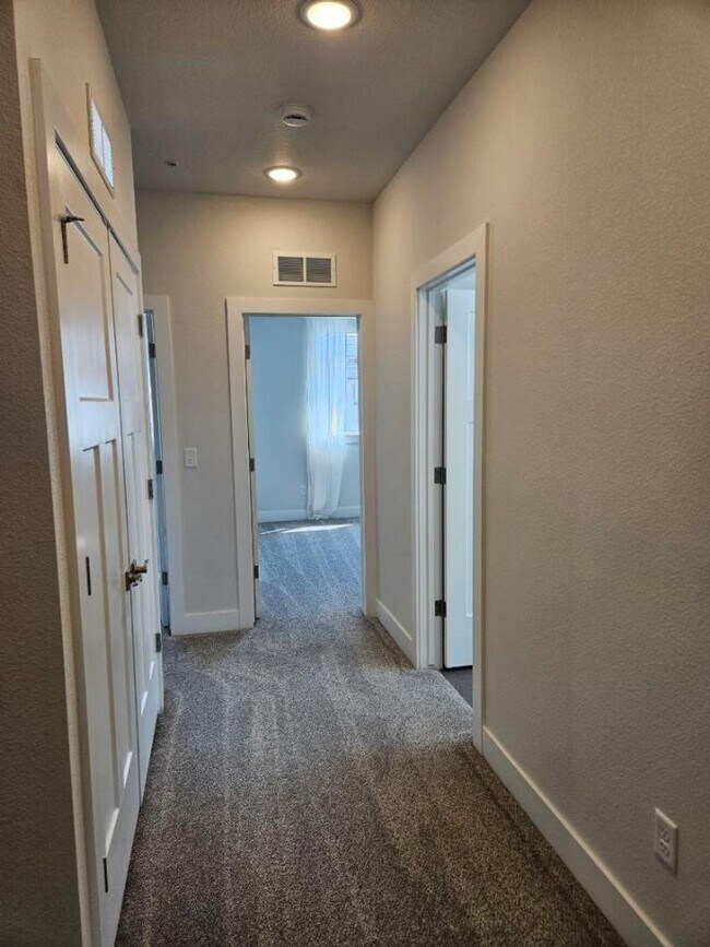 Building Photo - Beautiful 3 bedroom Condo