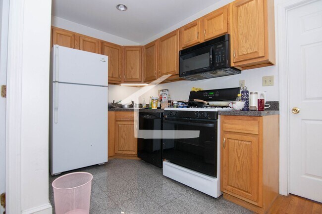 Building Photo - NO FEE!  Perfect Apt for BU Students Near T with Heat and Hot Water Included