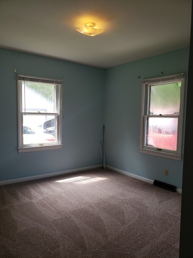 Building Photo - 3 bedroom, 2 bath Home: Available July 2026!