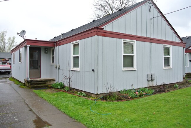 Building Photo - Charming 1-Bedroom Retreat in Vibrant Cour...