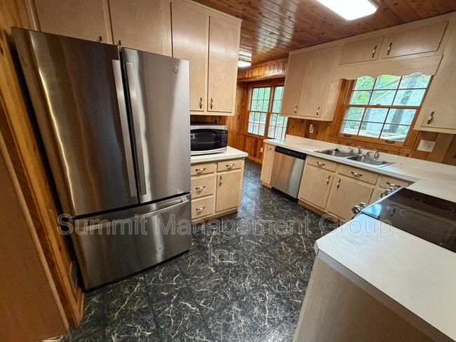 Building Photo - 200 Indian Creek Dr